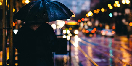 AC米兰在欧冠淘汰赛首战失利，孔塞桑仍需面对困难的磨合任务